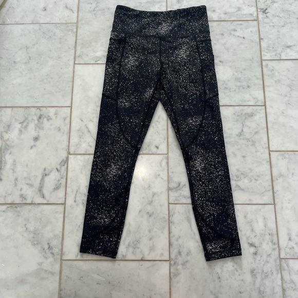 Zyia Speckled reflective Leggings in Black and silver. They are 3/4 length. - Picture 1 of 4